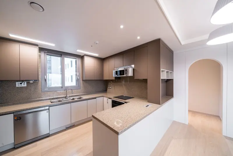 모던 감성의 베이지톤 ㄱ자 주방 인테리어